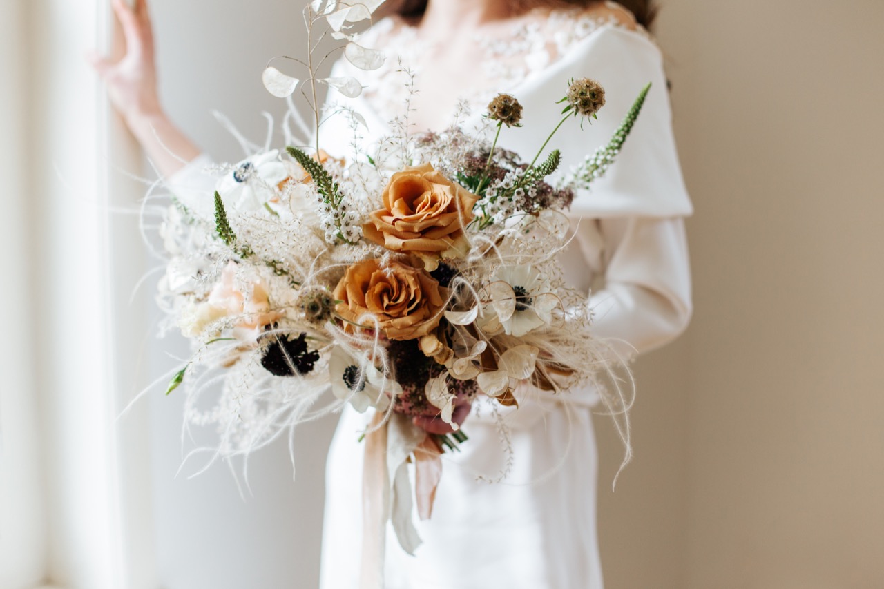 Bruidsboeket verfijnd zachte kleuren speels chique bruiloft bloemen