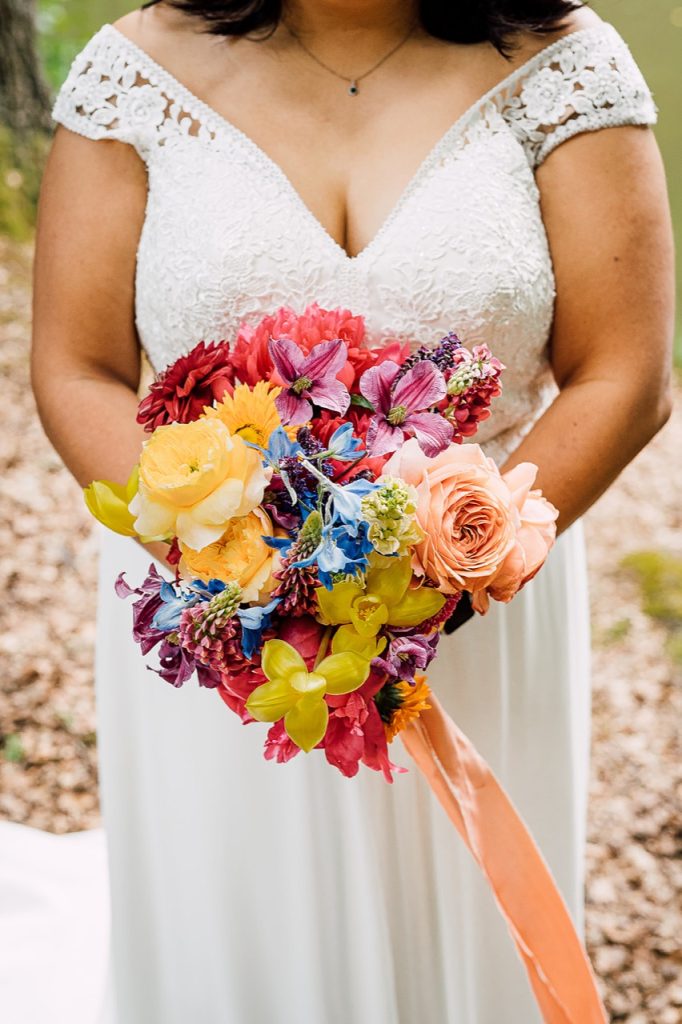 Bruidsboeket met kleurrijke bloemen