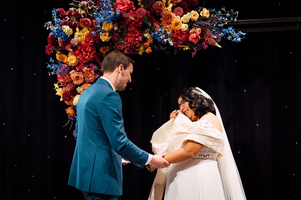 Kleurrijke bruiloft bloemen met tradities