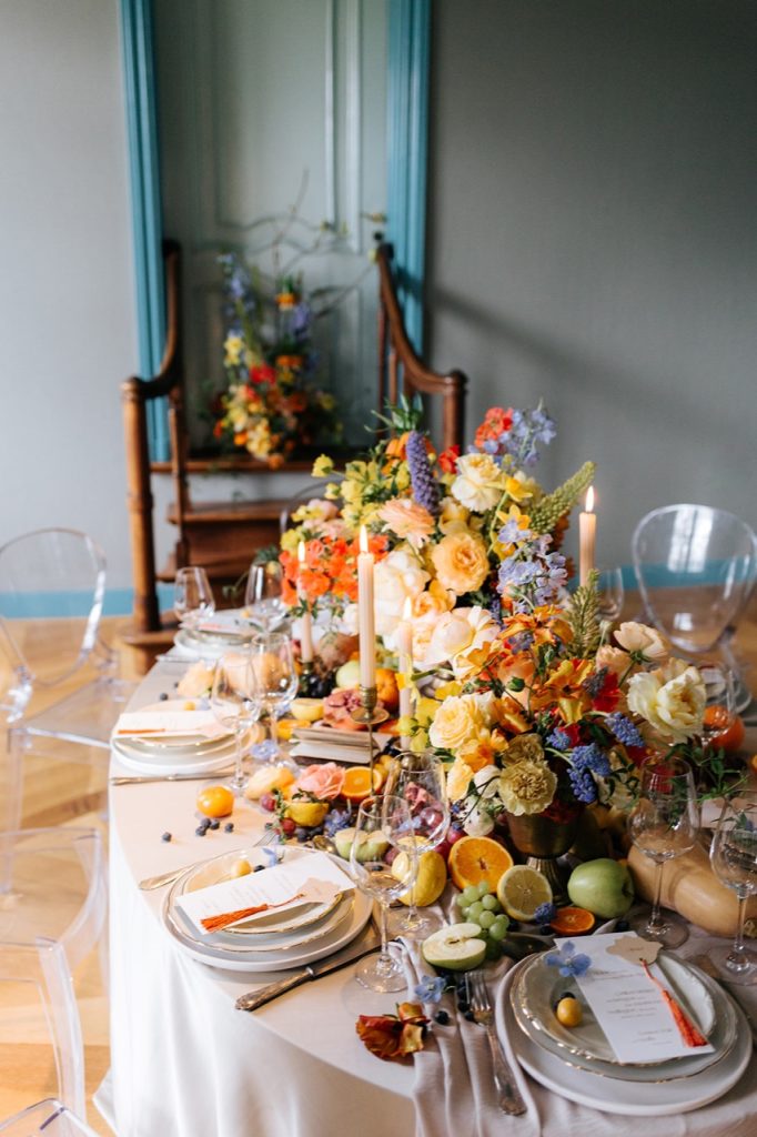 Bruiloft decoratie bloemen en fruit op diner tafel