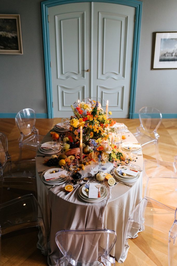 Ceremonie bloemen en fruit op dinertafel