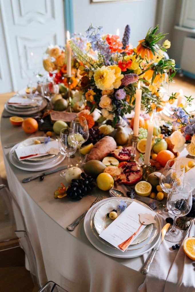 Diner decoratie bloemen en fruit