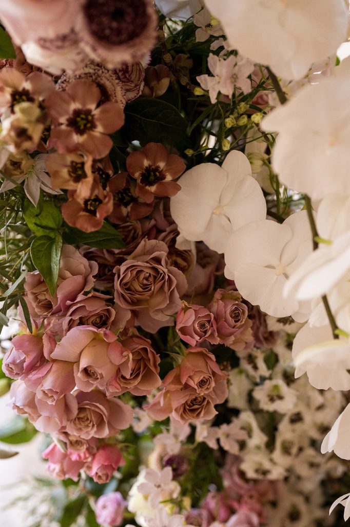 Bruiloft met luxe bloemen
