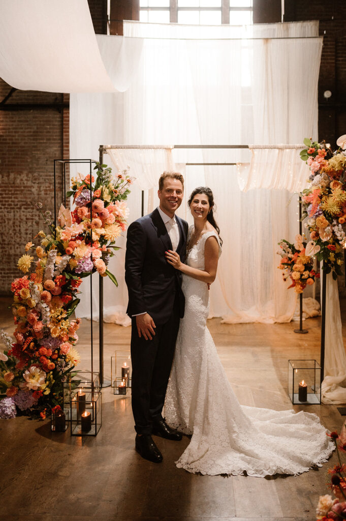 Chuppah backdrop frame met bloemen op je bruiloft