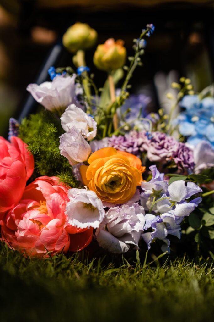 Vrolijke sfeervolle bruiloft bloemen in mei