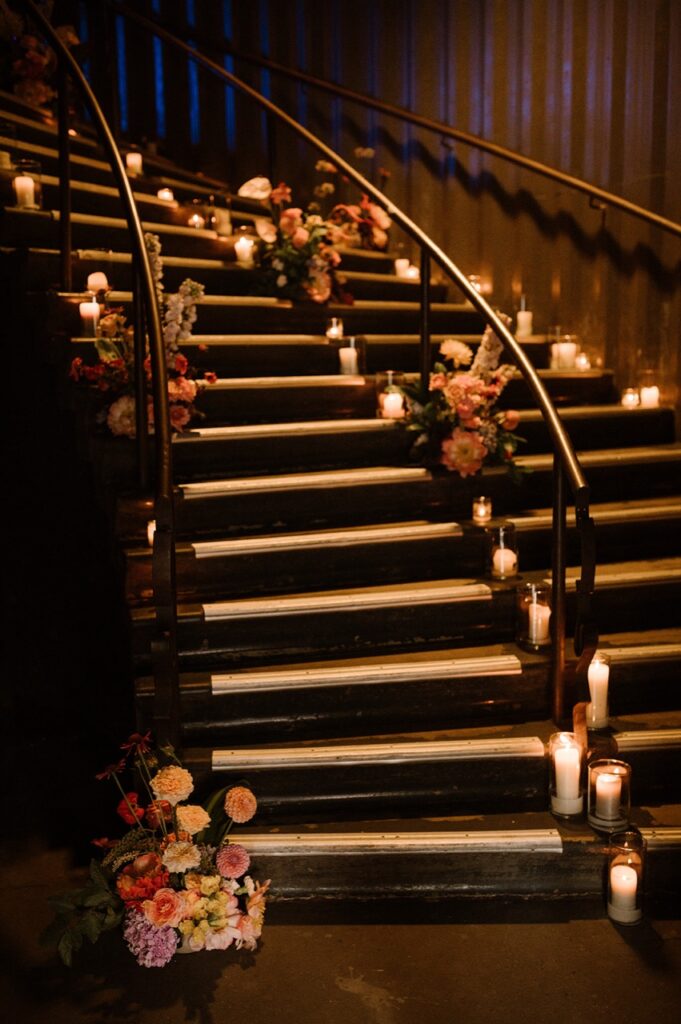 Bruiloft bloemen op de trap hergebruiken