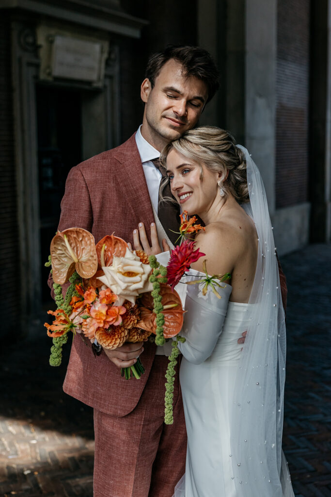 Detail bruidsboeket perzik oranje roze rood met exotische bloemen