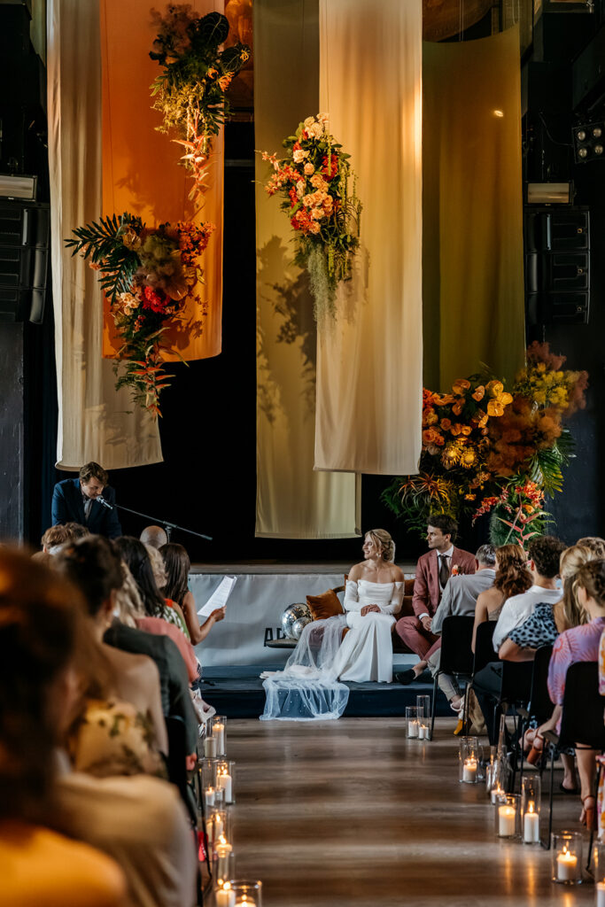 Flowerclouds hangende bloemen boven ceremonie bruiloft hotel arena