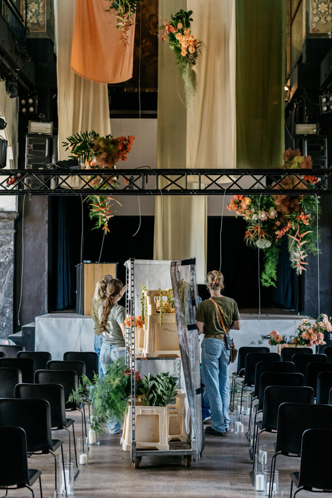 Hangende bloeminstallatie ceremonie hotel arena amsterdam met flowerclouds